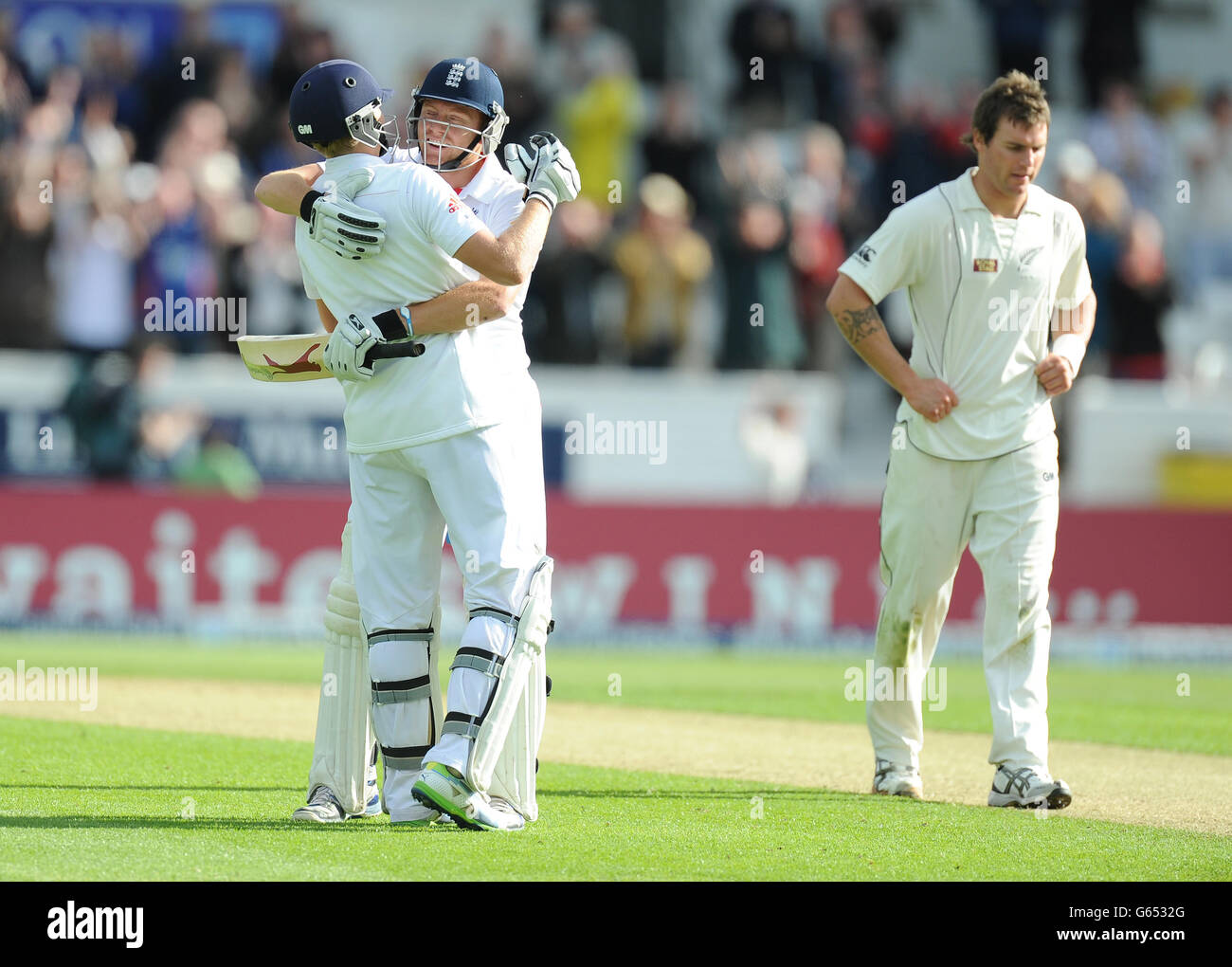 Der englische Joe Root feiert sein 100-jähriges Spiel gegen Neuseeland beim zweiten Investec Test-Spiel in Headingley, Leeds. Stockfoto