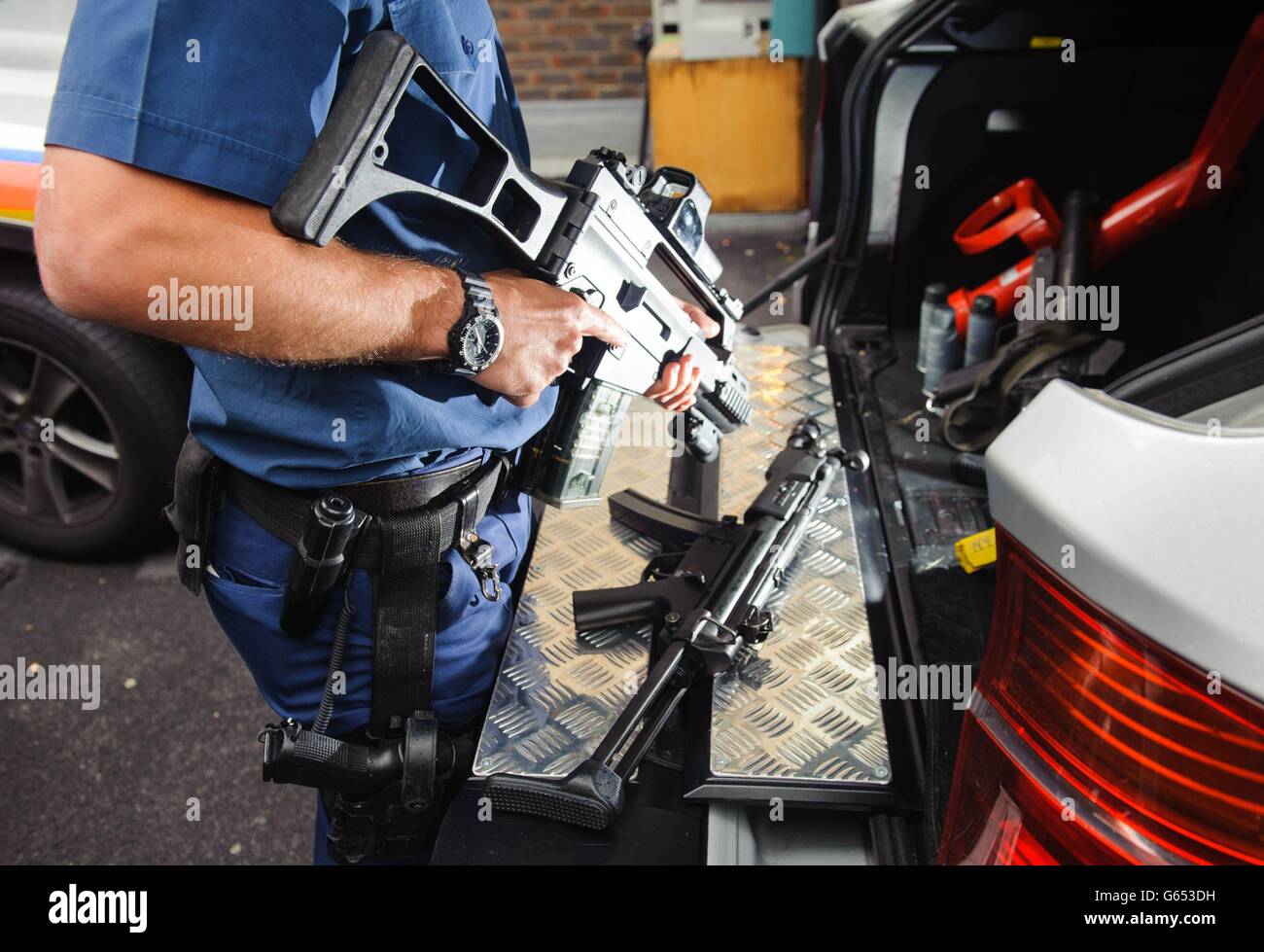 Auf der Basis der Spezialeinheit SC&O19 der Metropolitan Police im Zentrum von London wird ein Waffenoffizier der Metropolitan Police mit einem Heckler- und Koch-G36-Gewehr gesehen. Stockfoto