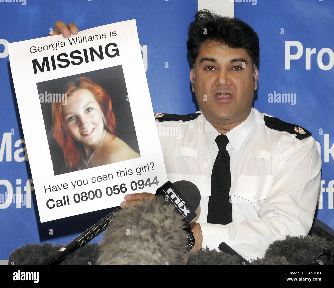 Polizeipräsident Nav Malik von der Polizei von West Mercia hält ein Plakat der vermissten Teenagerin Georgia Williams, 17, aus Wellington in Shropshire, West Midlands, die aus ihrem Haus verschwunden ist. Ein Mann wurde heute Morgen in Glasgow verhaftet, weil er verdächtigt hatte, das Mädchen, das noch nicht ausfindig gemacht wurde, zu entführen. Stockfoto