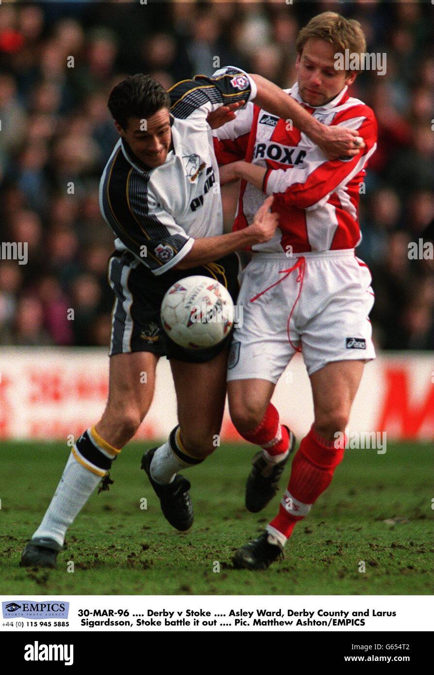 Derby County / Stoke City - Endsleigh League Division One - Soccer. Ashley ward (Derby County) und Larus Sigurdsson von Stoke kämpfen gegen sie Stockfoto