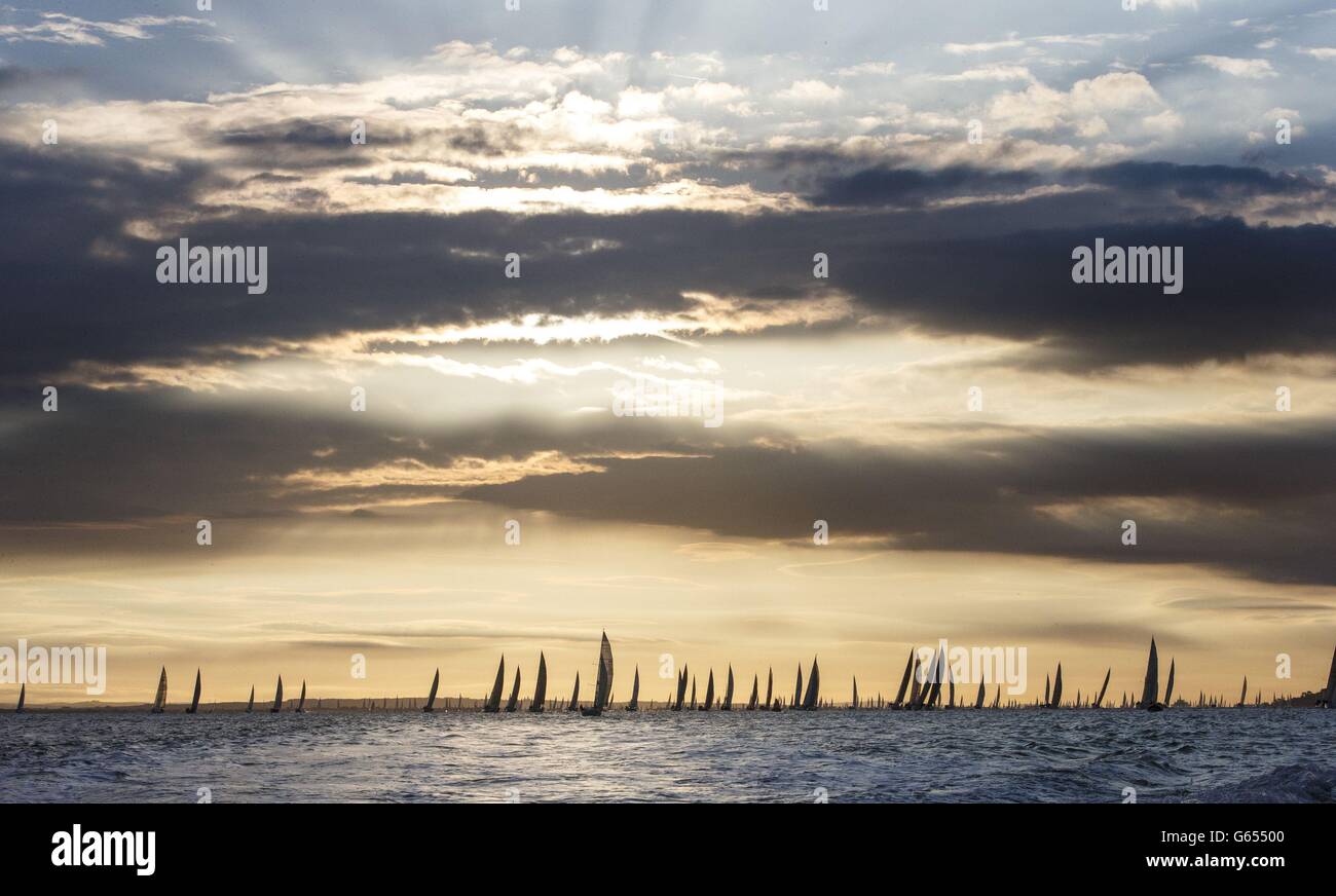 Segeln - rund um die Insel Rennen - Isle of Wight. Yachten konkurrieren beim JP Morgan Asset Management Round the Island Race, vor Cowes, Isle of Wight. Stockfoto