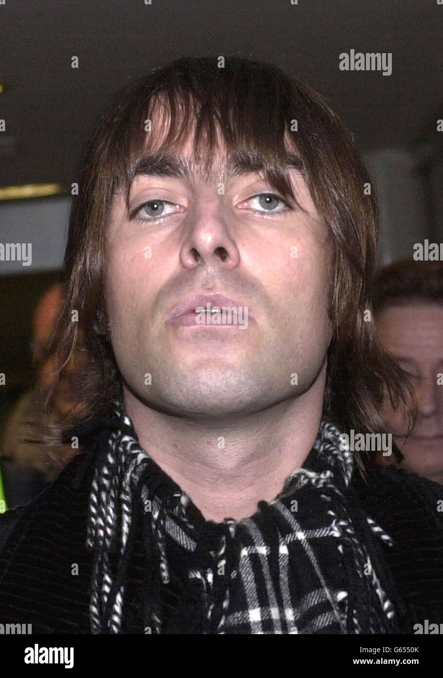 Der Oasis-Star Liam Gallagher kommt zurück in Großbritannien am Flughafen Heathrow, nachdem er angeblich einen deutschen Polizisten in einem Büste in einem eleganten Münchner Hotel angegriffen hatte. Der Rockstar könnte bis zu zwei Jahre im Gefängnis stehen, nachdem er seine beiden Vorderzähne in der Bar Schlägerei verloren hatte. Stockfoto