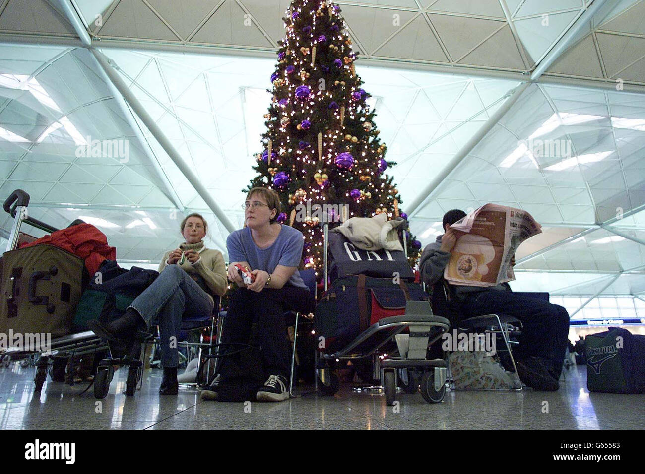 Fluggäste warten auf das Boarding am Flughafen Stansted, Essex, da der Flughafen auf den Weihnachtsrausch wartet. Stockfoto