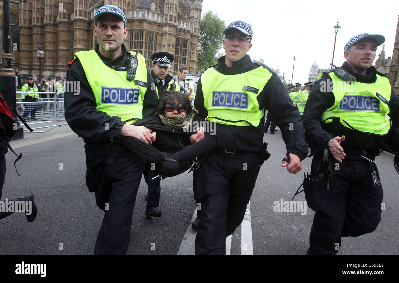 Antifaschistische Aktivisten treffen auf die Polizei, während sie versuchen, die BNP davon abzuhalten, zum Cenotaph im Zentrum von London zu marschieren. Stockfoto