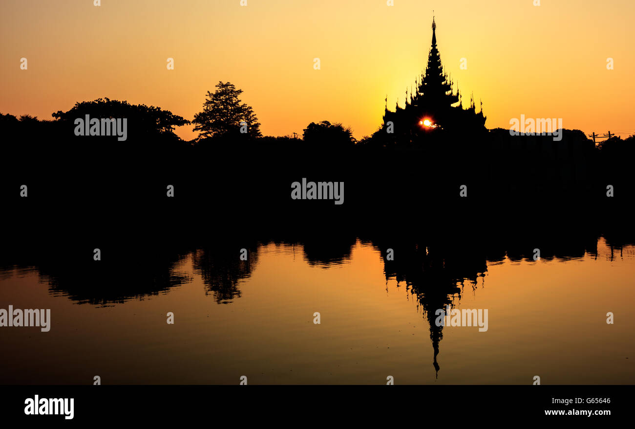 Silhouette von Mandalay royal Palace bei Sonnenaufgang, Mandalay, Myanmar Stockfoto