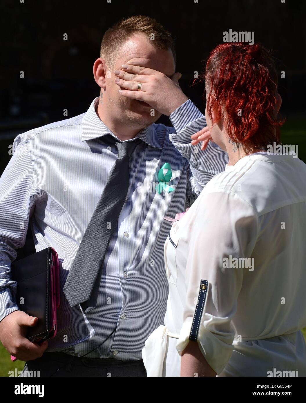 Shirley und Mike Anderson, die Eltern von Jade Anderson, dem 14-jährigen Schulmädchen, das im März bei einem Besuch bei einem Freund von Hunden zu Tode gezerbt wurde, Heute trafen sie sich in Westminster mit ihrer Parlamentsabgeordneten Julie Hilling und sprachen auch mit DEFRA-Minister Lord De Mauley, um Jades Fall zu diskutieren und darüber, was die Regierung jetzt tun muss, um die Gesetzgebung zu gefährlichen Hunden zu stärken. Stockfoto