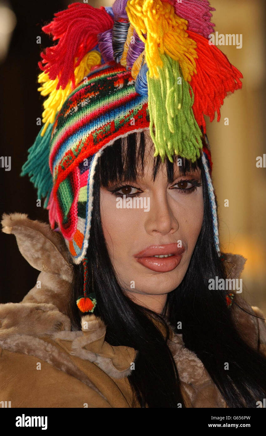 Pete Burns, Leadsänger der 80er-Jahre-Band 'Dead or Alive' während eines Fotoalles, um die bevorstehende 80er-Jahre-Revival 'Here and Now 2003'-Tour in den Kensington Roof Gardens im Zentrum von London zu promoten. Stockfoto Pete Burns, Leadsänger der 80er-Jahre-Band 'Dead or Alive' während eines Fotoalles, um die bevorstehende 80er-Jahre-Revival 'Here and Now 2003'-Tour in den Kensington Roof Gardens im Zentrum von London zu promoten. Stockfoto