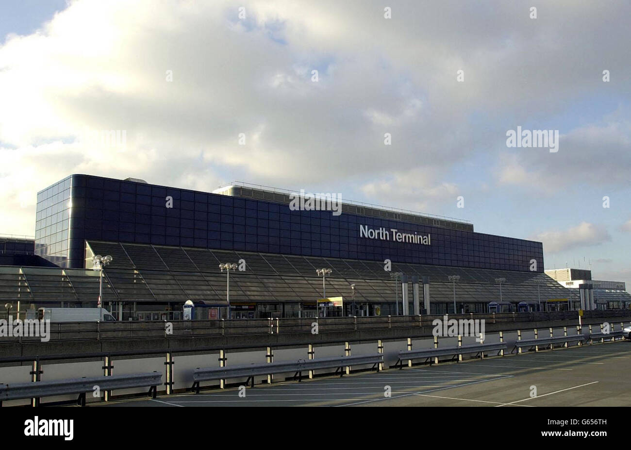 Nordterminals des Flughafens Gatwick. 02/06/03 : Flughafen Gatwick Nord Terminal. Neue Start- und Landebahnen in Gatwick würden den Flughafen „potenziell unsicher“ machen, teilte eine Naturschutzgruppe der Regierung mit. Einige potenzielle Risiken könnten bewältigt werden, aber nur auf Kosten der Verringerung der Effizienz des Flughafens, sagte die Gatwick Area Conservation Campaign (GACC). Eine zusätzliche Start- und Landebahn würde bedeuten, dass die bereits stark befahrene Autobahn M25 sich festsetzt und weniger wirtschaftliche Vorteile bietet als eine neue Start- und Landebahn auf den Flughäfen Heathrow oder Stansted, fügte die Gruppe hinzu. 13/02/03 : der Nordterminal des Flughafens Gatwick in London, wo ein Mann war Stockfoto