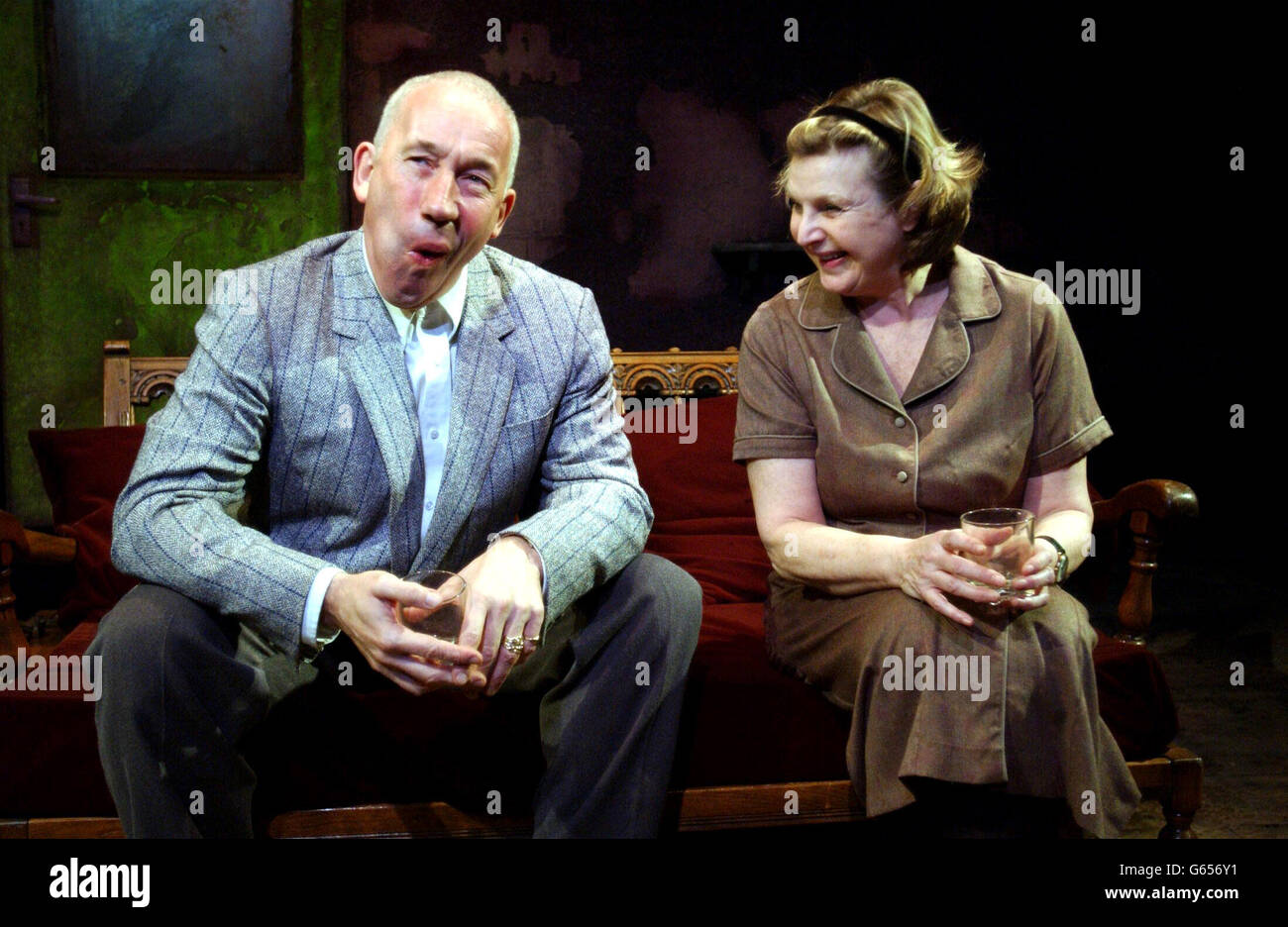 Die Schauspieler Simon Callow und Ann Mitchell bei den Proben für Xavier Kroetz' Stück 'Through the Leaves' im Southwark Playhouse im Zentrum von London. Stockfoto