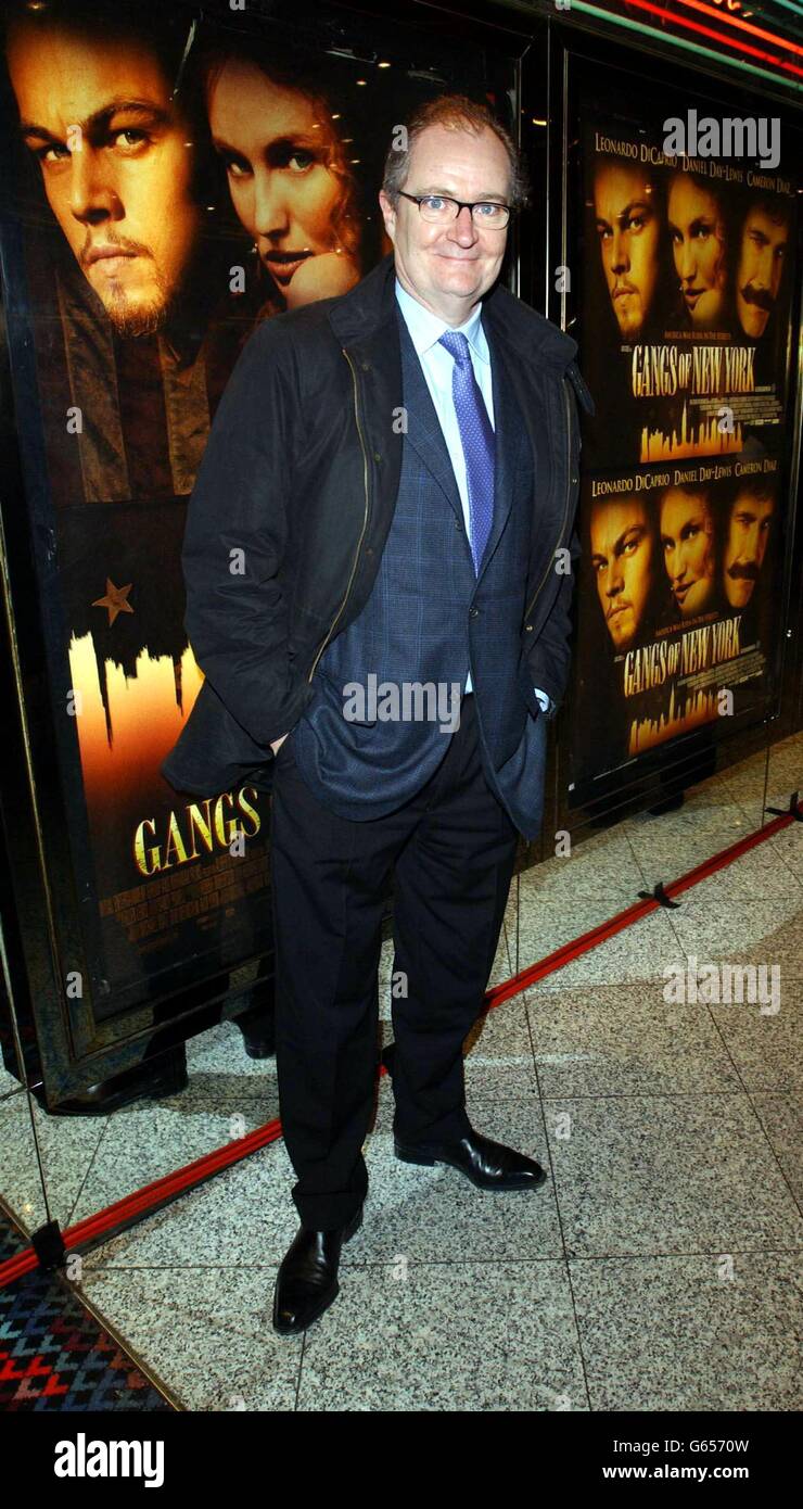 Der Schauspieler Jim Broadbent kam im Empire Cinema, Leicester Square, London, zur britischen Premiere von Gangs of New York an. Stockfoto