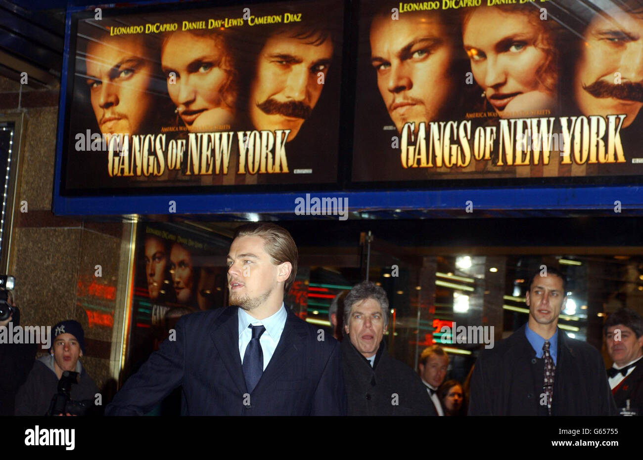 Schauspieler Leonardo DiCaprio bei der Ankunft im Empire Cinema, Leicester Square, London, für die britische Premiere von Gangs of New York. Stockfoto