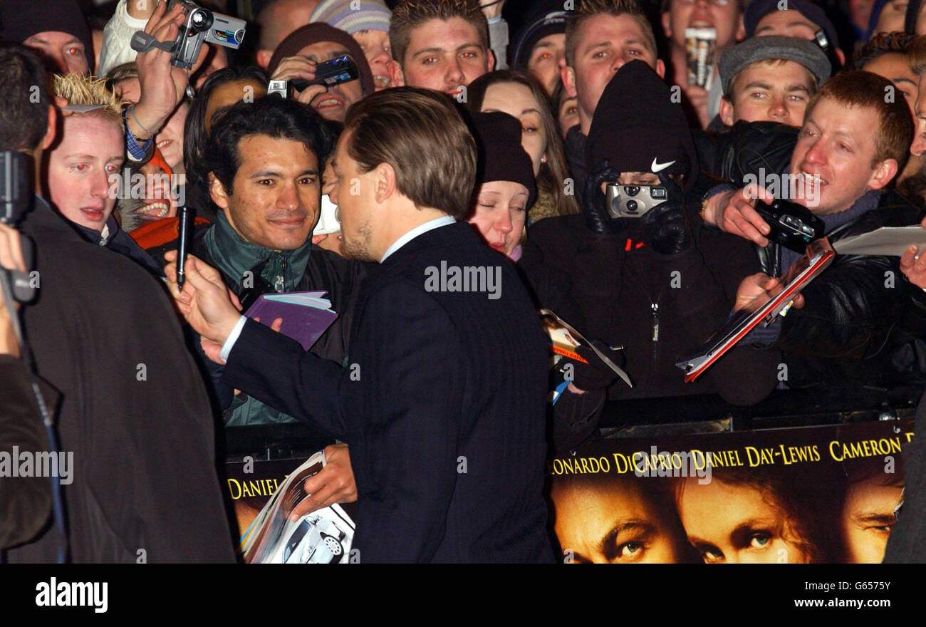 Der Schauspieler Leonardo DiCaprio signiert Autogramme, als er im Empire Cinema, Leicester Square, London, zur britischen Premiere von Gangs of New York ankommt. Stockfoto