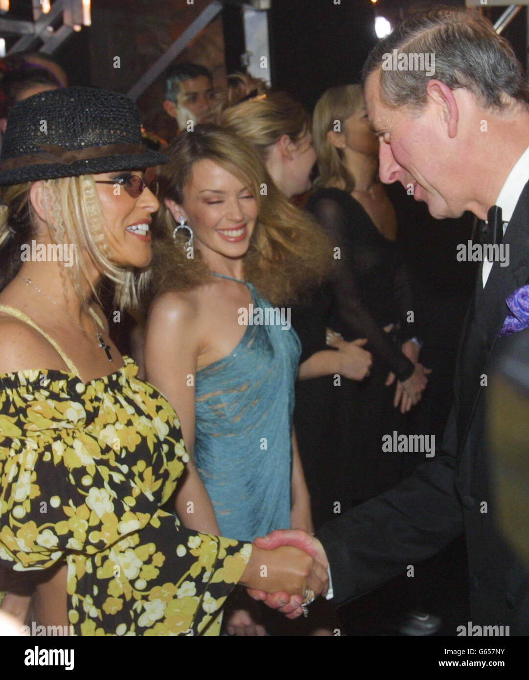 The Prince of Wales (rechts) spricht nach der Royal Variety Performance mit der amerikanischen Sängerin Anastacia (links) und dem australischen Popstar Kylie Minogue (Mitte). Stockfoto