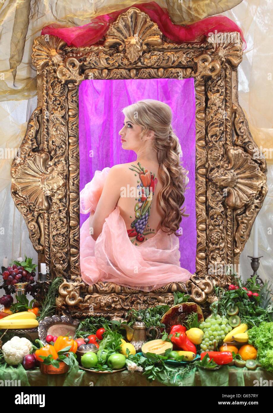 Chantelle Houghton wird in einem tableau von Greg Stone zur Renaissance-Schönheit für den Tag, um die National Vegetarian Week im tibits vegetarischen Restaurant in der Heddon Street im Zentrum von London zu feiern. Stockfoto