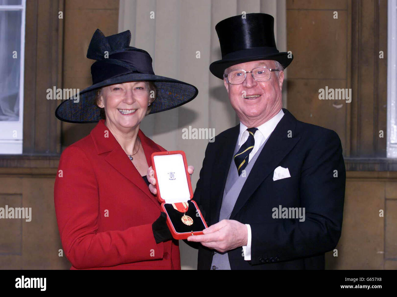 Sir Nichola Winterton, Abgeordneter von Tory, und seine Frau Ann vor dem Buckingham Palace, nachdem er von der Queen wegen Verdienste um das Parlament zum Ritter geschlagen wurde. *26/02/04: Tory-Abgeordnete Ann Winterton, die aus der Parlamentarischen Konservativen Partei entlassen wurde, nachdem sie sich öffentlich über den Tod der chinesischen Großmützel, die in Morecambe Bay ertranken, scherzte. Parteichef Michael Howard sagte, er ziehe die konservative Peitsche von Frau Winterton ab, nachdem sie sich weigerte, sich zu entschuldigen und ihre Kommentare zurückzuziehen, die während einer Rede nach dem Abendessen gemacht worden waren. Stockfoto