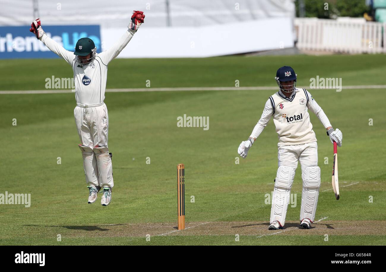 Michael Johnson von Worcestershire feiert den Fang, um Benny Howell von Gloucestershire am ersten Tag des zweiten Spiels der LV County Championship Division in New Road, Worcester, zu entlassen. Stockfoto