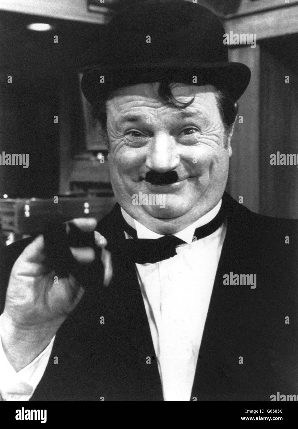 Der Wirt des Woolpacks, Alan Turner, gespielt von Richard Thorp, verkleidet sich als Oliver Hardy auf einer Party in schicken Kleidern in Emmerdale. Stockfoto