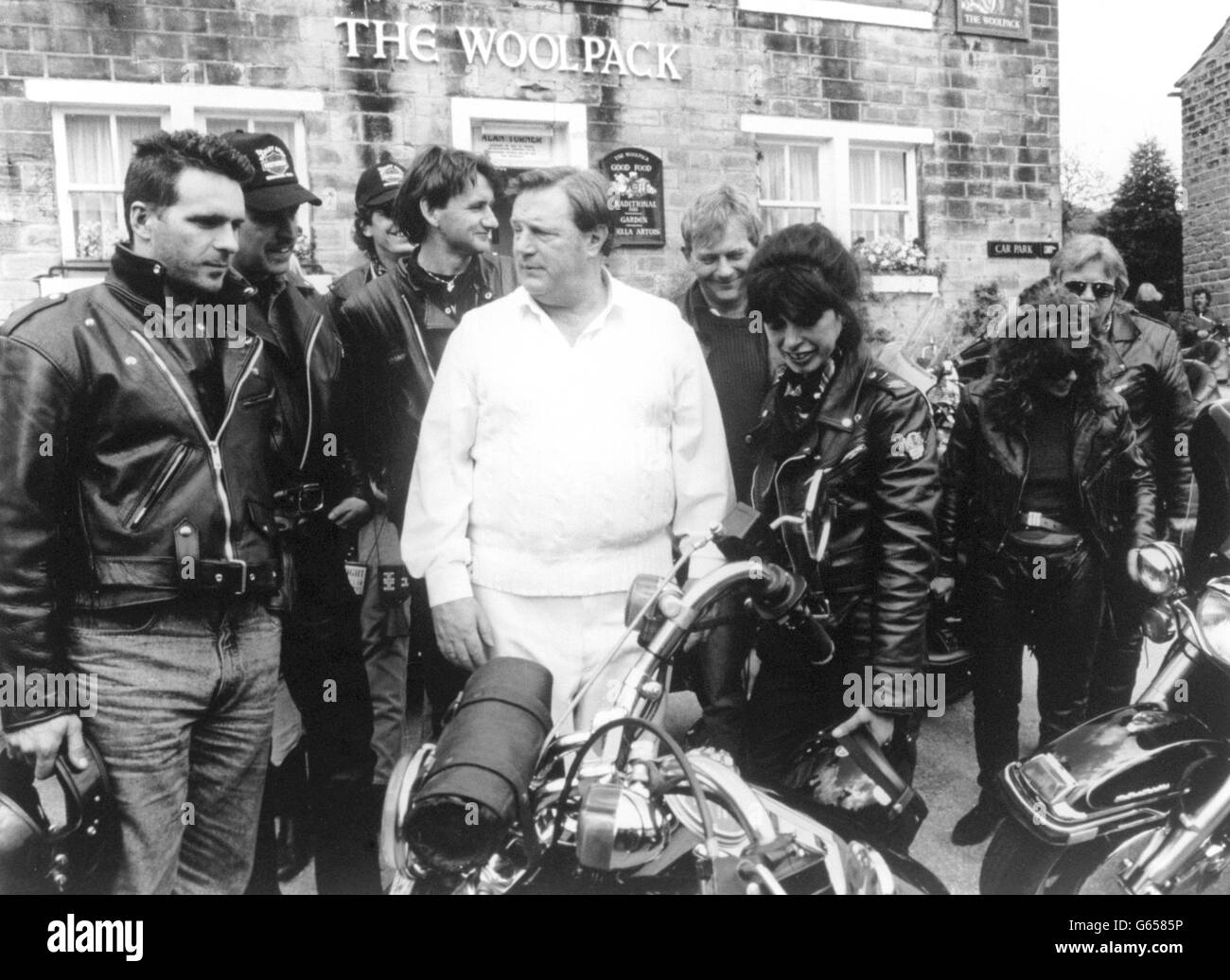 Alan Turner (gespielt von Richard Thorp) begegnet einem Haufen von Harley's Angels, als er das Woolpack für das Fete auf Home Farm während einer Episode von Yorkshire Television's Emmerdale verlässt. Stockfoto