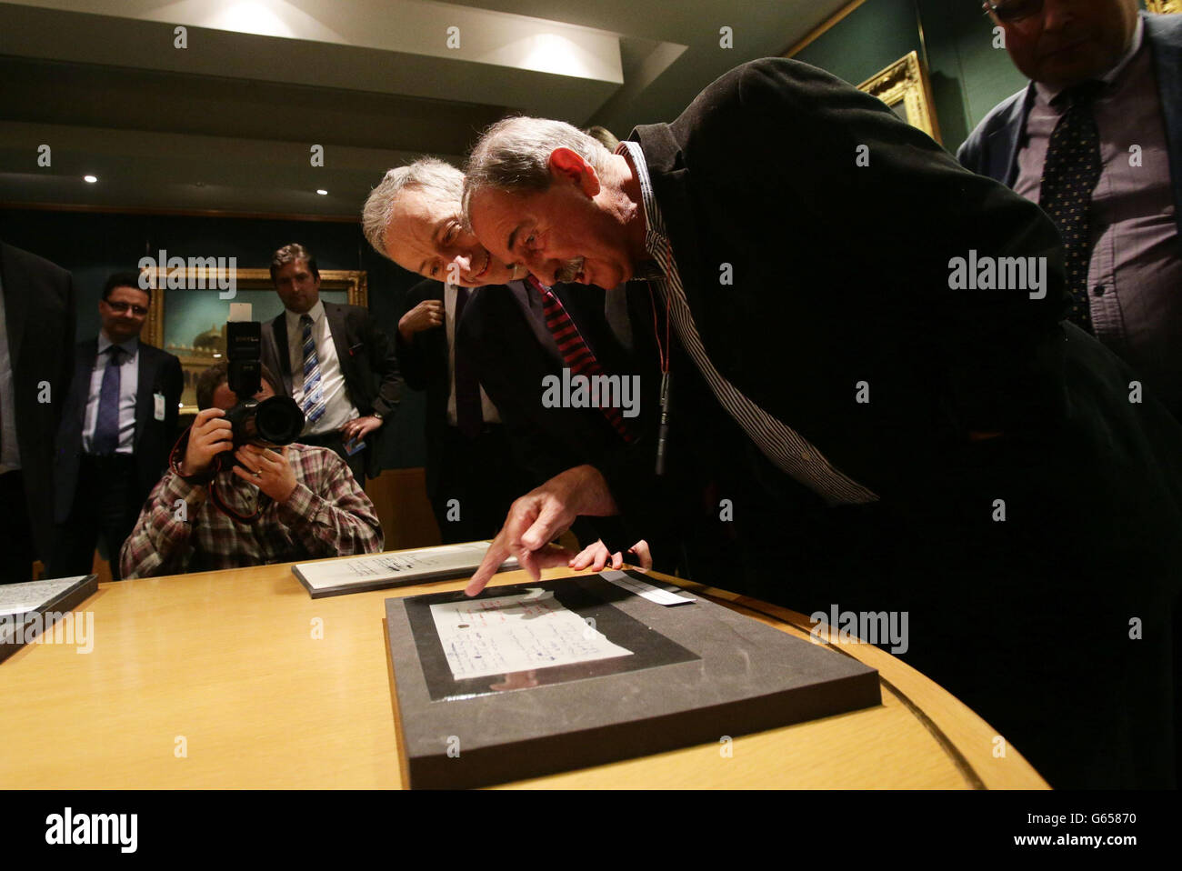 Roly Keating (Mitte links), CEO der British Library und Hunter Davies, Spender und Beatles-Biograph, studierten ein Manuskript der Texte zu „Strawberry Fields Forever“, Während einer Fotoaktion, bei der eine größere Übernahme der Beatles für die British Library bekannt gegeben wurde - die erste Spende, die im Rahmen des neuen Cultural Gifts Scheme an eine britische Institution ging, das gegründet wurde, um die starke Kultur des philanthropischen Schenkens in Großbritannien weiter auszubauen - in der British Library in London. Stockfoto