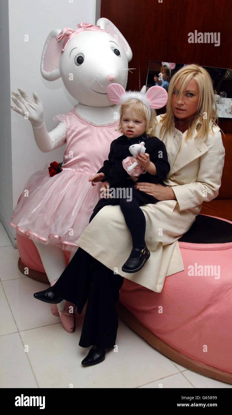 MEG Mathews und ihre Tochter Anais posieren mit Kinderfernsehstar Angelina Ballerina während der Premiere von Nussknacker im Londoner Coliseum. Stockfoto