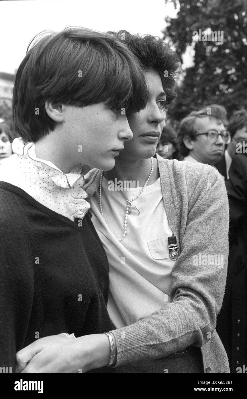 Frau Nicola Daly (rechts), Witwe des Blues and Royals-Offiziers Leutnant Denis Daly, 23, der bei der IRA-Autobombe im Hyde Park, London, getötet wurde. Sie wird von ihrer Schwester in der Nähe der Stelle getröstet, an der ihr Mann getötet wurde. Frau Daly war seit einem Monat verheiratet. Stockfoto