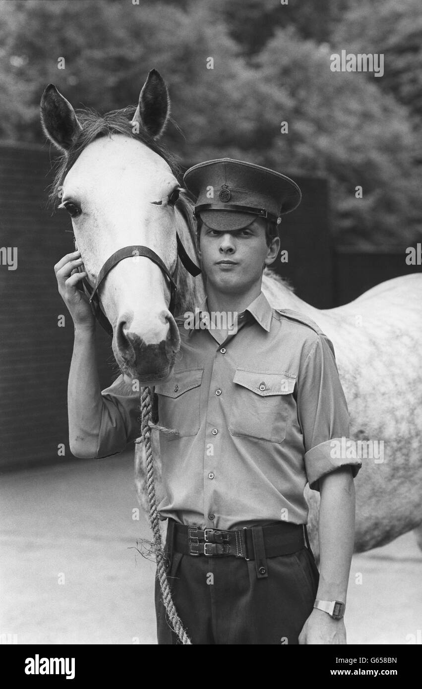 Household Cavalry-Trompeter Stephen Sullivan, 18, mit seinem Pferd Gauntlet. Sie überlebten den Bombenanschlag der IRA auf die Life Guards im Hyde Park. Stockfoto