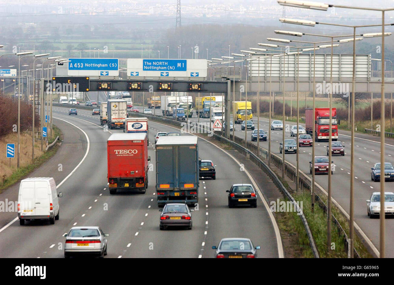 Verkehr an der Ausfahrt 23 der Autobahn M1 und Ausfahrt zur A453 Nottingham Approach Road, die beide Teil eines von der Regierung angekündigten Autobahnausweiternprogramms zwischen Leicester und Chesterfield sein werden. * Sie ist Teil eines umfassenden Pakets von Straßenverbesserungen in Midlands und einigen neuen Eisenbahnsystemen, die von der Regierung angekündigt werden. Das Paket wurde von den Fahrzeuggruppen als „frühes Weihnachtsgeschenk für die Verkehrsteilnehmer“ gefeiert. Aber grüne Organisationen verurteilten die Straßenbaupläne und sagten, sie seien keine Möglichkeit, mit Staus umzugehen. Stockfoto