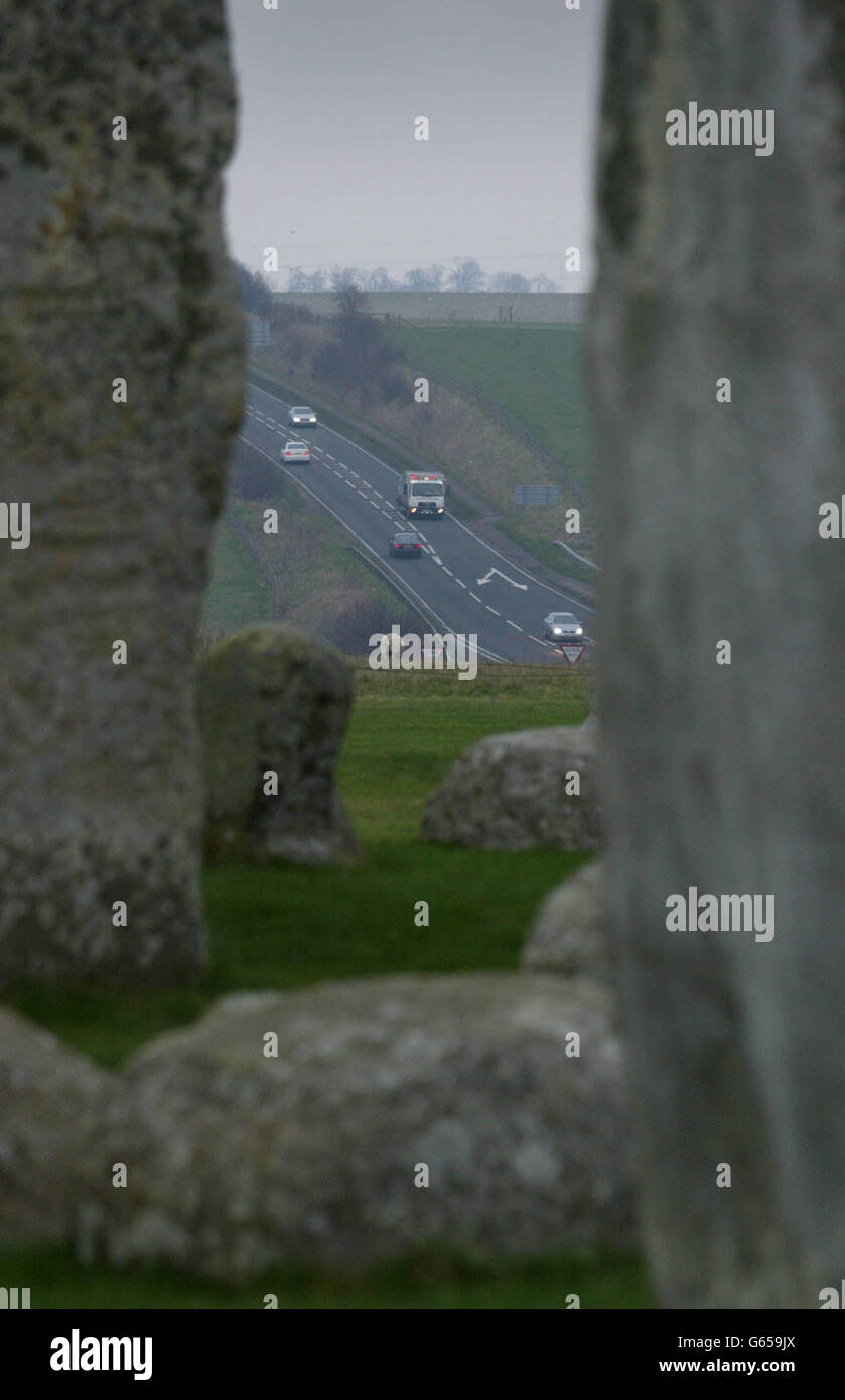 Schnell fahrender Verkehr blitzt an Stonehenge vorbei auf der A303 in Wiltshire, an dem Tag, an dem die Regierung ein 5.5 Milliarden Paket an Transportverbesserungen für England ankündigte, einschließlich eines 183 Millionen Straßentunnels zum Schutz von Stonehenge. * das Paket umfasst rund 3 Milliarden Straßenverbesserungen und beinhaltet die grünes Licht für eine 1 Milliarde, die auf vier Spuren einer der verkehrsreichsten Straßenabschnitte im Vereinigten Königreich erweitert wird - der M6 zwischen Birmingham und Manchester. 17/02/04: Eine öffentliche Untersuchung über die umstrittene Umleitung von Straßen rund um das ikonische antike Denkmal eröffnet heute. Gemäß dem Vorschlag Verkehr Stockfoto