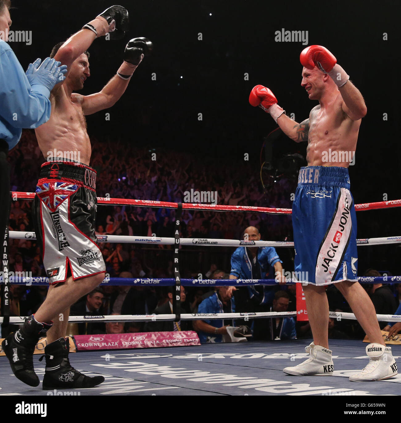 ZUVOR NICHT AUSGEGEBENES FOTO. Carl Froch (links) und Mikkel Kessler reagieren nach dem IBF Super Middleweight Championship Kampf in der O2 Arena, London. Stockfoto