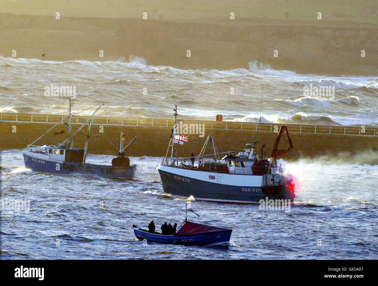 Fischerboote an der Mündung des Flusses Tyne, wo eine Flottille von etwa 30 Booten vor dem Segeln stromaufwärts versammelt, Klang ihre Hörner in einer lauten Demonstration. * die protestierenden britischen Fischer feuerten Hunderte von Fackeln in die Luft, um die Zahl der Arbeitsplätze an der Ostküste zu markieren, von denen sie sagen, dass sie gefährdet sind, wenn neue europäische Quoten eingeführt werden. Aber Fischer betonten, dass es keine Absicht gebe, den Fluss zu blockieren, anders als ein Protest im französischen Hafen von Boulogne, der befürchtet wird, die Cross-Channel-Weihnachts-"Alkohol-Kreuzfahrt"-Käufer stören könnte. Weitere Schiffe aus den Nordseehäfen sollten der Tyneside beitreten Stockfoto