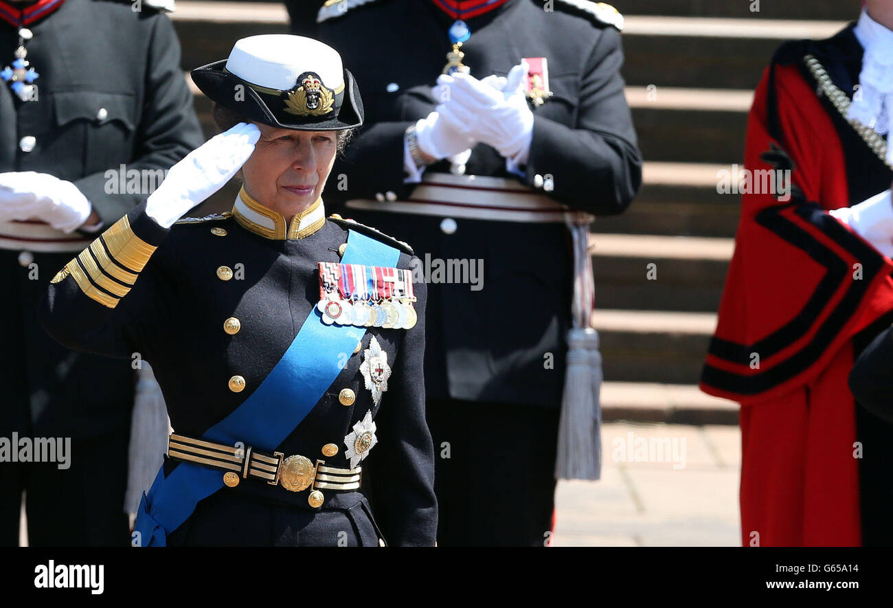 Die Prinzessin Royal begrüßt die Parade nach dem 70. Jahrestag der Schlacht am Atlantik in Liverpools anglikanischer Kathedrale. Stockfoto