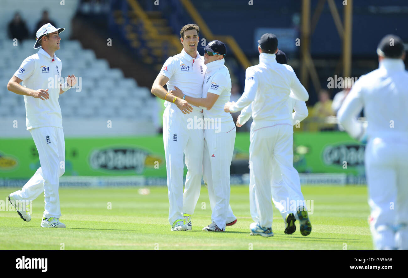 Englands Steven Finn (links) feiert das Wicket von Neuseelands Peter Fulton während des zweiten Investec Test Matches in Headingley, Leeds. Stockfoto