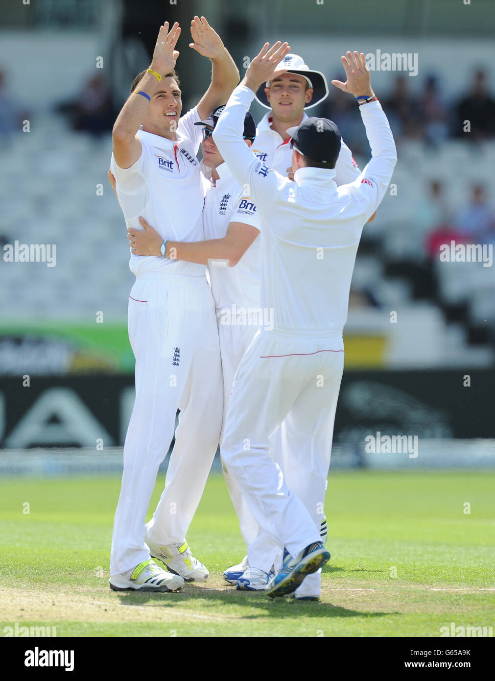 Cricket - Investec Test Series - Zweiter Test - England gegen Neuseeland - Tag drei - Headingley. Der englische Steven Finn feiert das Dickicht des neuseeländischen Ross Taylor während des zweiten Investec Test-Spiels in Headingley, Leeds. Stockfoto