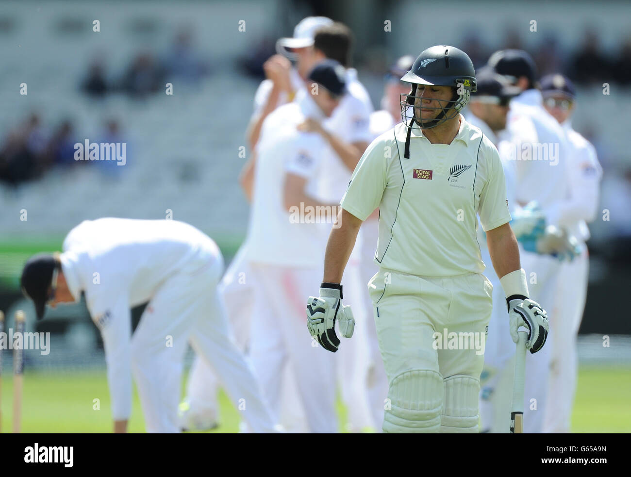 Englands Steven Finn feiert das Wicket von Neuseelands Ross Taylor während des zweiten Investec Test Matches in Headingley, Leeds. Stockfoto