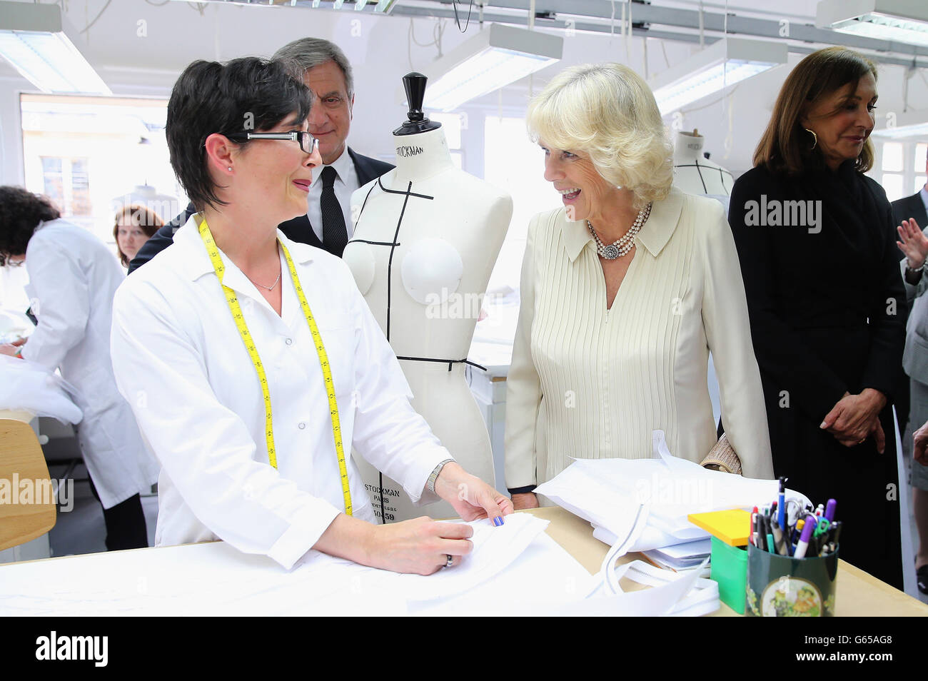 Die Herzogin von Cornwall bei ihrem Besuch des Workshops am Hauptsitz von Dior in Paris, Frankreich. Stockfoto