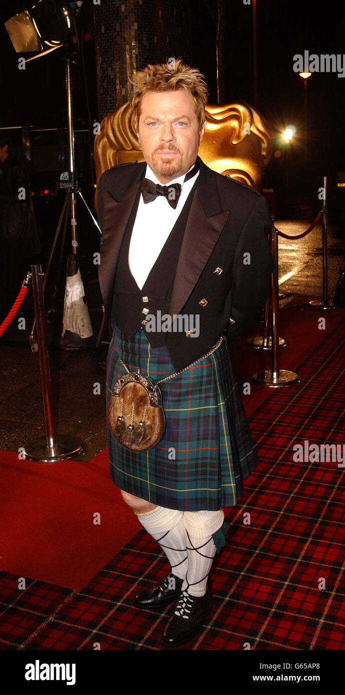 Der Komiker Eddie Izzard kommt im BBC Television Center im Westen Londons zu einem BAFTA-Tribut an Billy Connolly an. Der von Michael Parkinson moderierte Abend feiert mehr als 30 Jahre Big Yin. Stockfoto