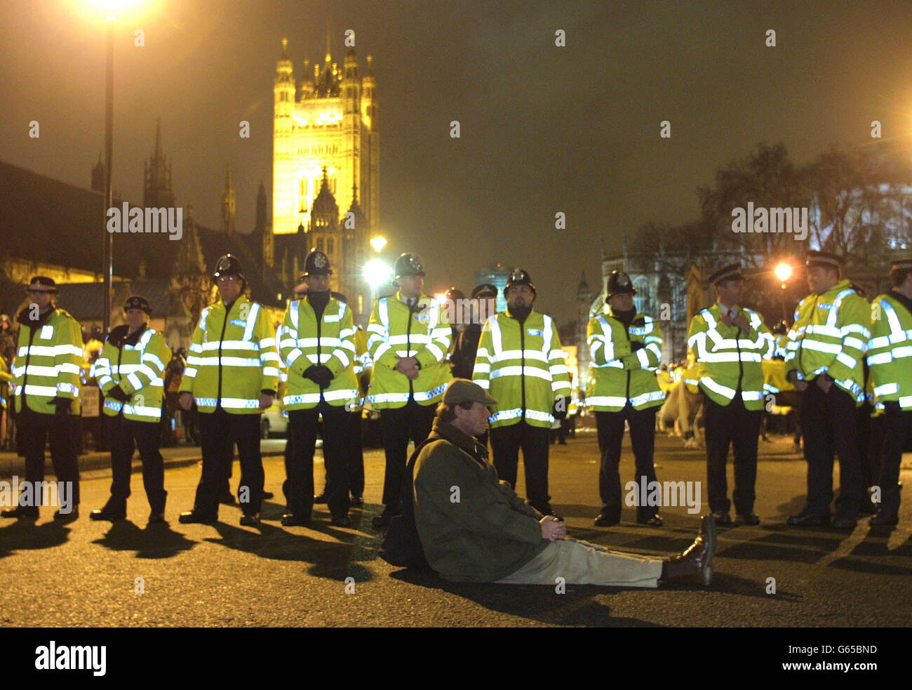 Ein Demonstrator sitzt auf dem Parliament Square während eines Protestes gegen das Hunting Bill nur wenige Meter vom Unterhaus entfernt. Stockfoto