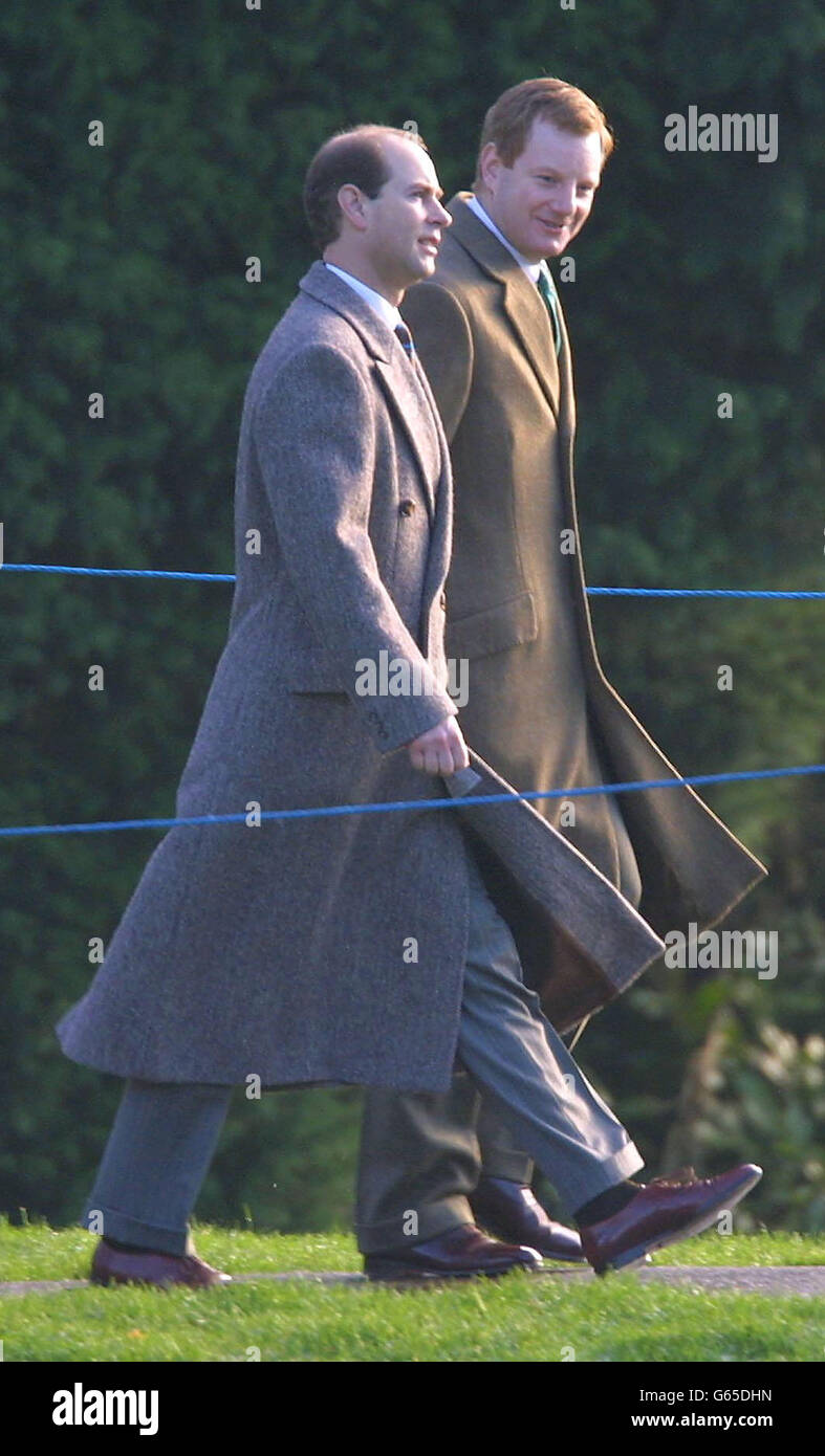 Der Earl of Wessex (links) kommt zum morgendlichen Gottesdienst auf dem Sandringham Anwesen in Norfolk. Die Königin schien eine gute Genesung von einer Knieverletzung, die ihre Weihnachtsfeiern getrübt haben, als sie ohne Schwierigkeiten ging. *..die Königin verdrehte kurz vor Weihnachten ihr Knie und schien mit einem Limp zu gehen, als sie am Weihnachtstag in die Kirche ging. Stockfoto