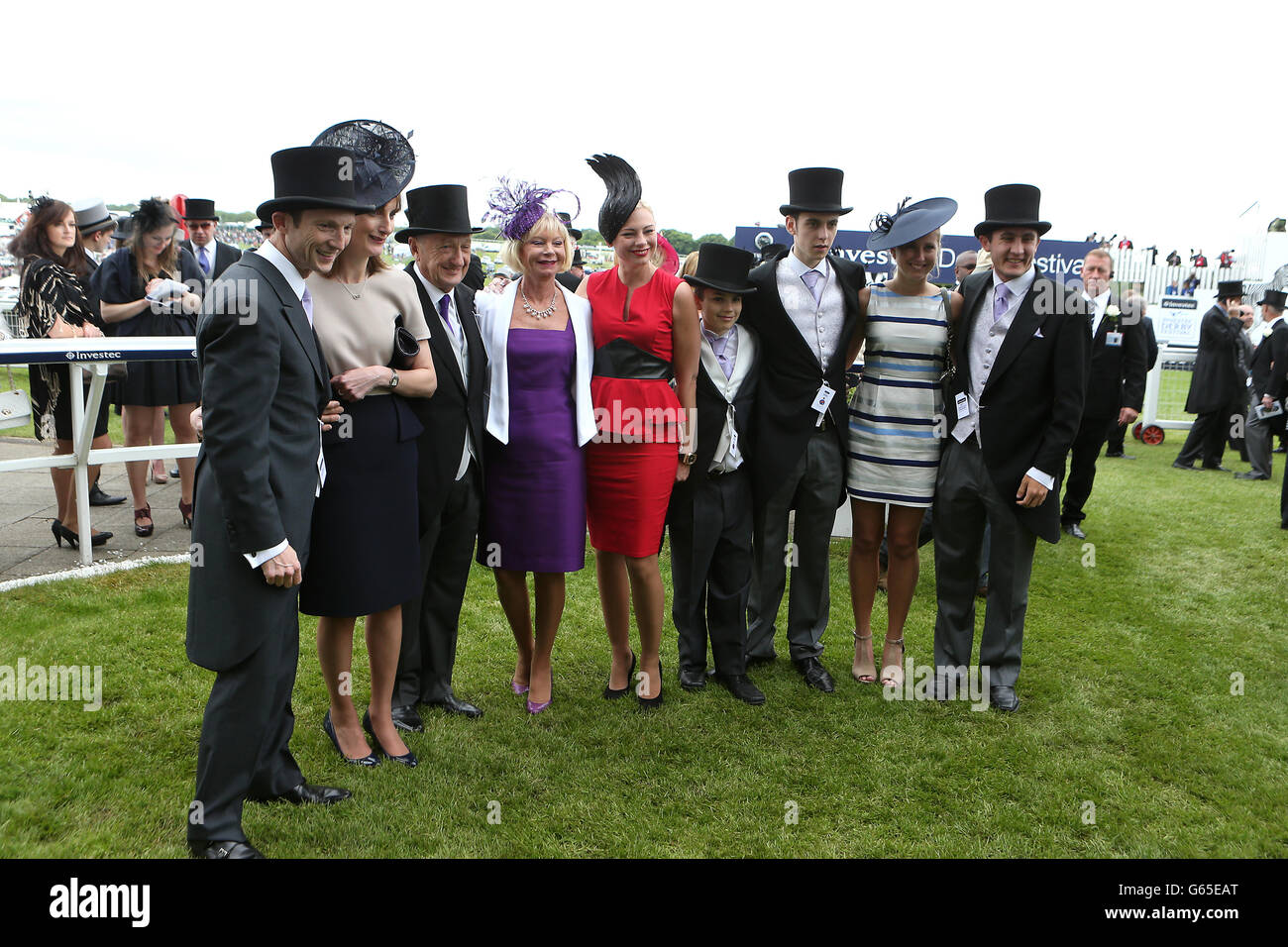 Pferderennen - Investec Derby Day - Epsom Downs Racecourse. Miteigentümer der Abtei St. Nichola Derrick Smith (Dritter links) nach dem Sieg im Krönungscup von Investec Stockfoto