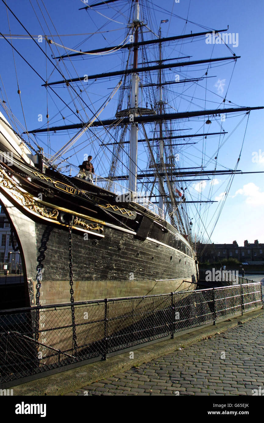 Die Cutty Sark - wahrscheinlich das berühmteste Schiff Großbritanniens nach Nelsons Flaggschiff Victory - an den Ufern der Themse bei Greenwich im Südosten von Ondon. * Pläne für eine 10 Millionen Restaurierung des Schiffes, das 22/11/1869 in Dumbarton auf dem Clyde gestartet wurde, sind im Gange. Das Wasser, das in das Gefäß eindringt und die Bilgen erreicht, hat zu Holzverfall und Rostbildung geführt, wodurch Nieten durchschwollen und Bolzen versagen. Exprets vom Portsmouth Museum Service hoffen, dass sie die Korrosion durch Elektrolyse stoppen können, sonst müssen einige Teile des Schiffes demontiert, gereinigt oder Stockfoto