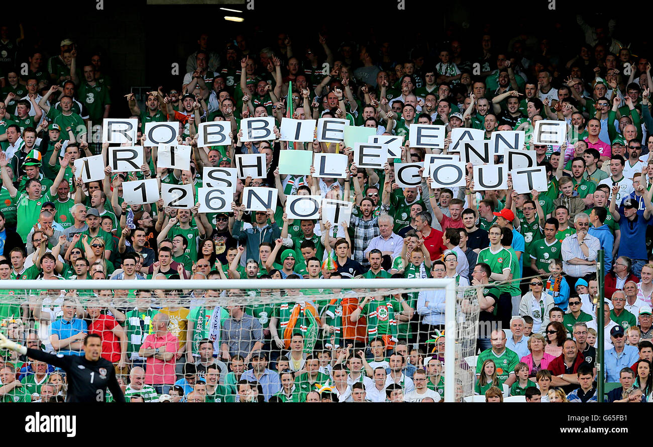 Fußball - WM-Qualifikation 2014 - Gruppe C - Republik Irland - Färöer-Inseln - Aviva-Stadion. Die Fans halten Zeichen, nachdem Robbie Keane, der irischen Republik, das erste Tor seines Spielers erzielt hat Stockfoto