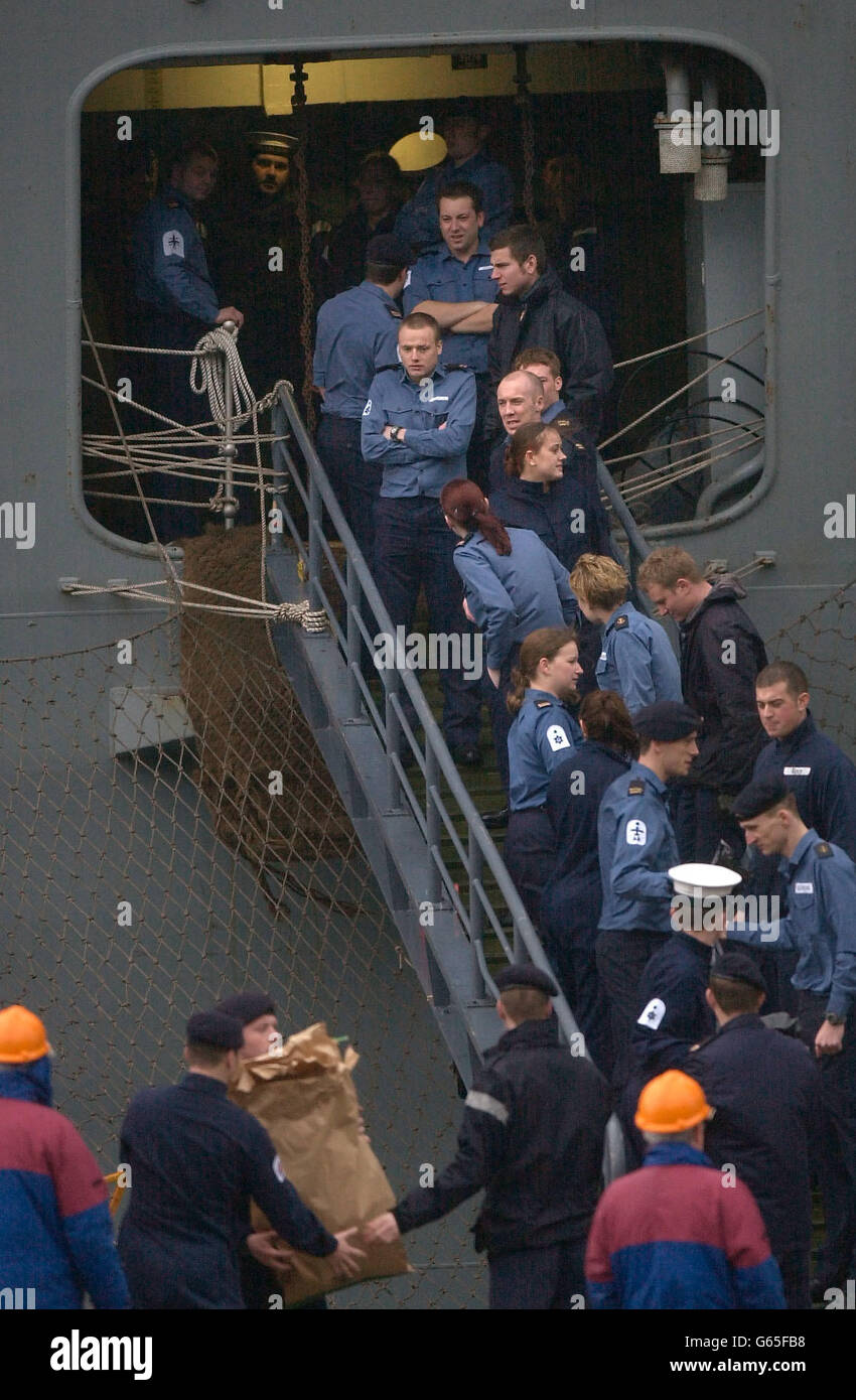 Besatzungsmitglieder entlasten Abfall vom britischen Flugzeugträger HMS Ark Royal in Loch Long in der Munitionsanlage Glen Douglas in Schottland. *..die Arche Royal wird dort Geschäfte machen, bevor sie auf einen Einsatz aufbricht, der sie ins Mittelmeer und möglicherweise in den Golf bringen wird. Stockfoto