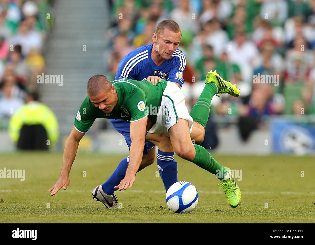 Fußball - WM-Qualifikation 2014 - Gruppe C - Republik Irland - Färöer-Inseln - Aviva-Stadion. Jonathan Walters (rechts) und Jonhard Frederiksberg auf der Färöer-Insel in Aktion Stockfoto