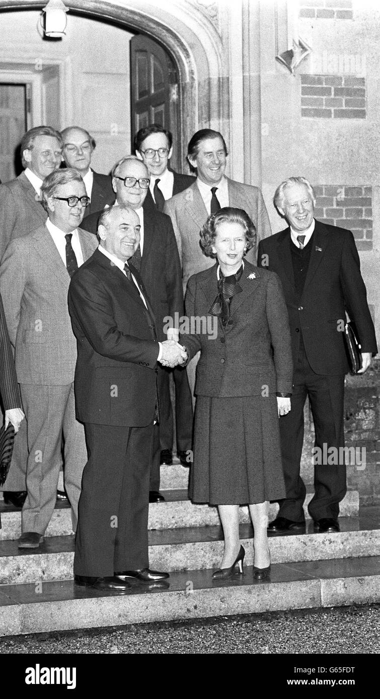 Premier Margaret Thatcher schüttelt sich die Hände mit dem Mitglied des Politbüros von Soveit, Michail Gorbatschow, bei den ersten Anschlägen von Chequers, ihrem offiziellen Wohnsitz auf dem Land. Sir Geofrey Howe (Glasses, links), Staatssekretär für auswärtige Angelegenheiten und Commonwealth-Fragen. Stockfoto