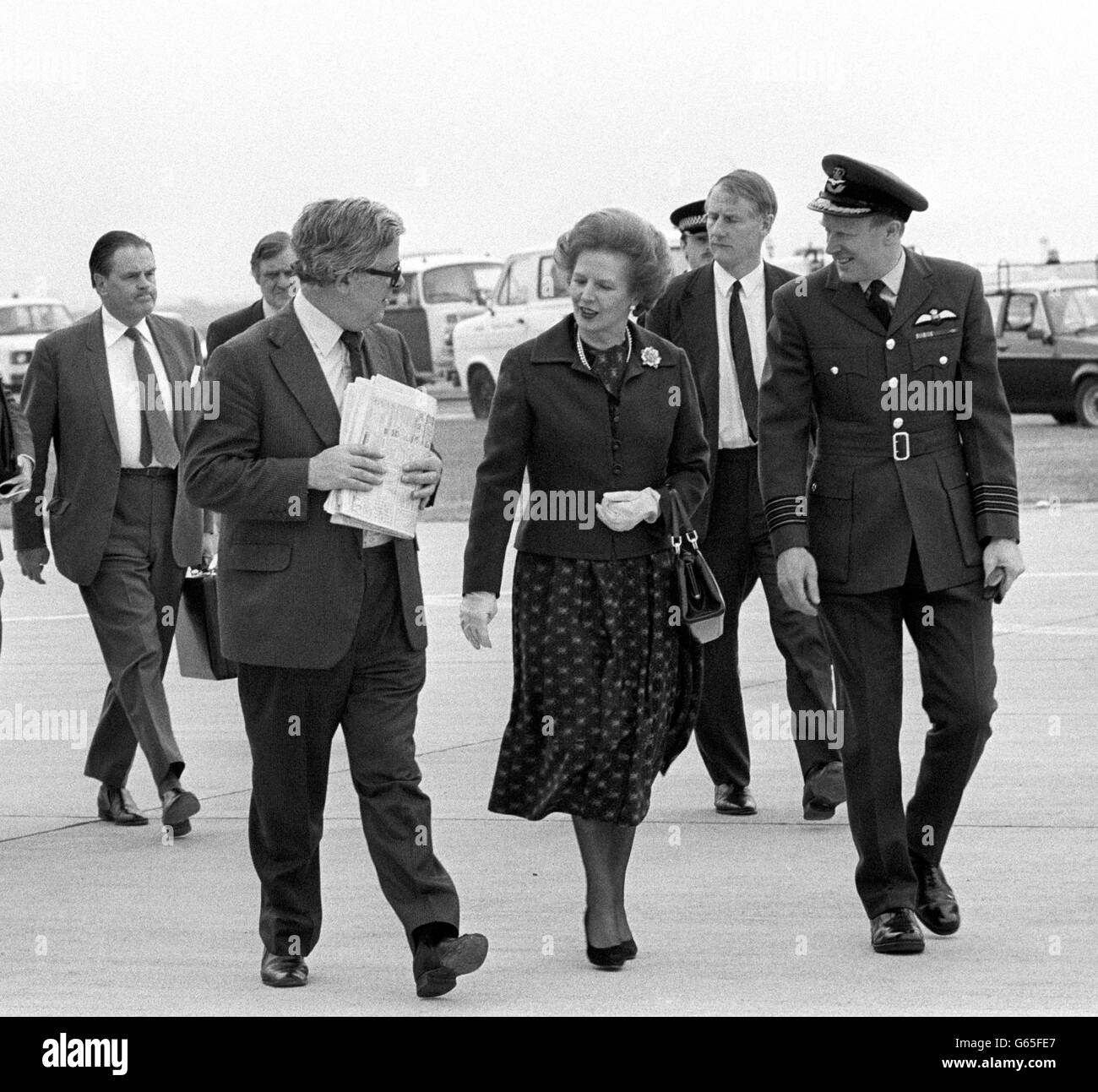 Auf der Asphaltbahn am Flughafen Heathrow, London, fahren Premier Margaret Thatcher und der neue Außenminister Sir Geoffrey Howe (links) vor einem Flug nach Stuttgart. Sie nehmen an dem Stuttgarter Gipfel Teil, auf dem Frau Thatcher voraussichtlich strengere Kontrollen der ausufernden Agrarfinanzen fordern wird - die Hauptursache für Großbritanniens Haushaltsprobleme im Gemeinsamen Markt. Stockfoto