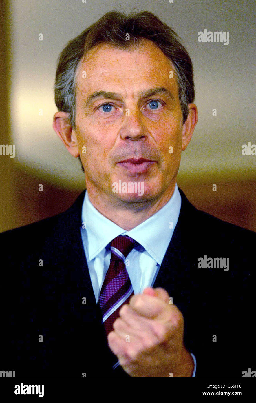 Premierminister Tony Blair spricht auf einer Downing Street Pressekonferenz. Blair sagte am Montag, dass der irakische Staatschef Saddam Hussein die Pattsituation über Massenvernichtungswaffen immer noch friedlich beenden kann, aber er warnte davor, dass er gewaltsam entwaffnet wird, wenn er dies nicht tut. Stockfoto