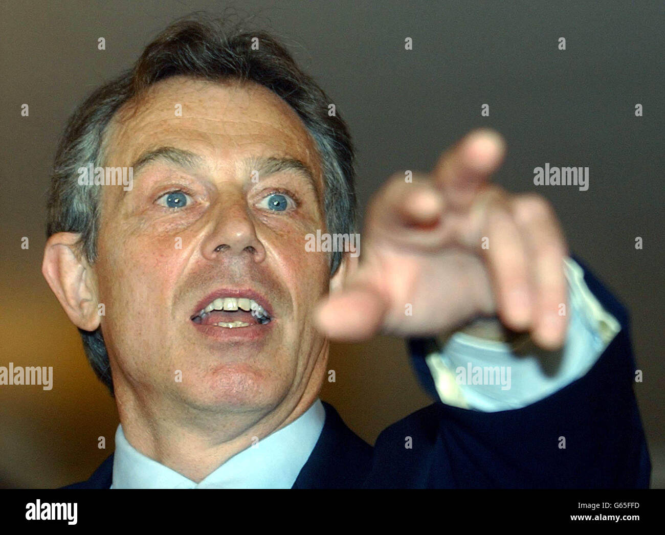 Premierminister Tony Blair spricht auf einer Downing Street Pressekonferenz. Blair sagte am Montag, dass der irakische Führer Saddam Hussein die Pattsituation über Massenvernichtungswaffen immer noch friedlich beenden kann, * ... warnte aber, dass er gewaltsam entwaffnet wird, wenn er dies nicht tut. Stockfoto
