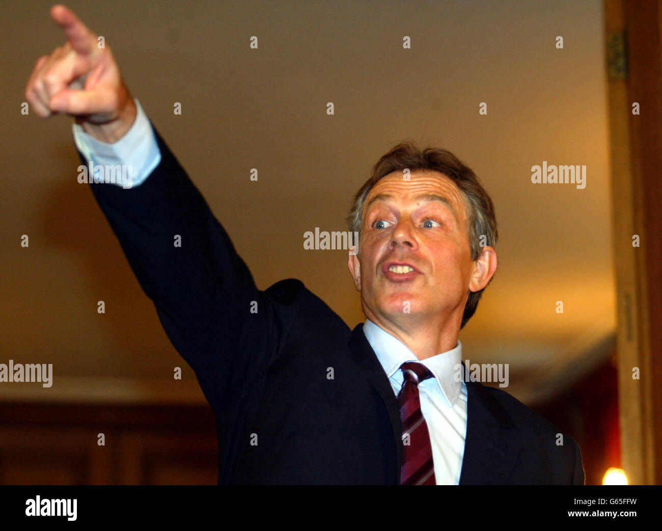 Premierminister Tony Blair spricht auf einer Downing Street Pressekonferenz. Blair sagte am Montag, dass der irakische Führer Saddam Hussein die Pattsituation über Massenvernichtungswaffen immer noch friedlich beenden kann, * ... warnte aber, dass er gewaltsam entwaffnet wird, wenn er dies nicht tut. Stockfoto