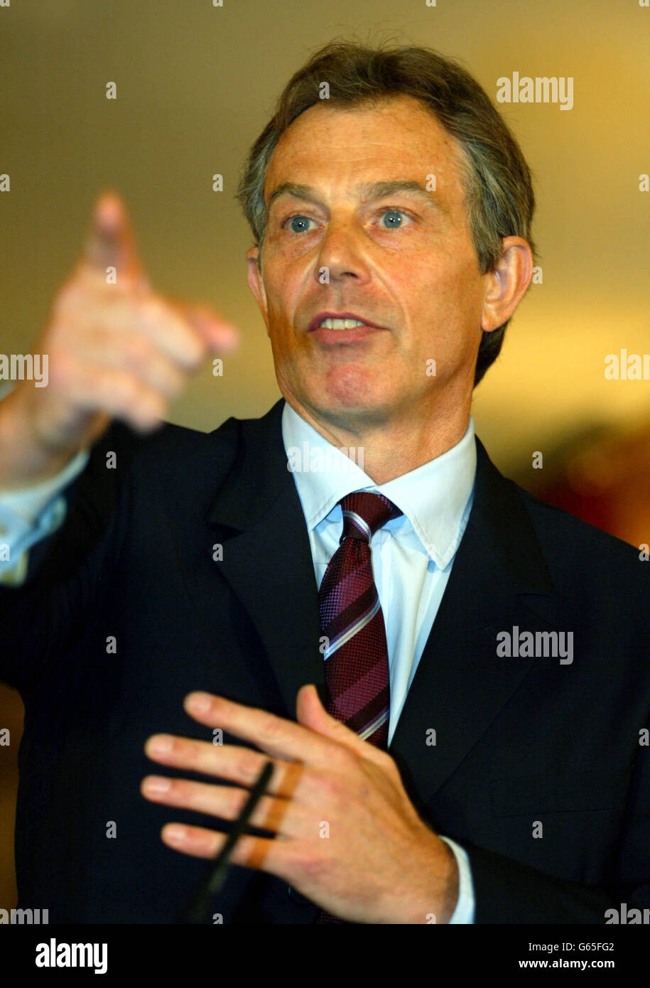 Premierminister Tony Blair spricht auf einer Downing Street Pressekonferenz. Blair sagte am Montag, dass der irakische Führer Saddam Hussein die Pattsituation über Massenvernichtungswaffen immer noch friedlich beenden kann, * ... warnte aber, dass er gewaltsam entwaffnet wird, wenn er dies nicht tut. Stockfoto