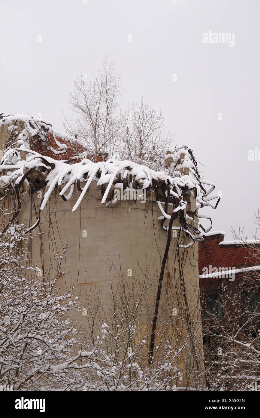 Metall, Beton und Schnee, Detail einer verlassenen Fabrik in Leipzig, Deutschland Stockfoto